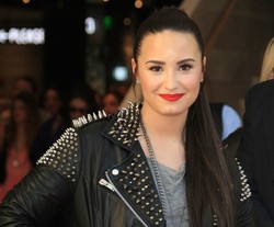 Demi Lovato brunetką z problemami sercowymi