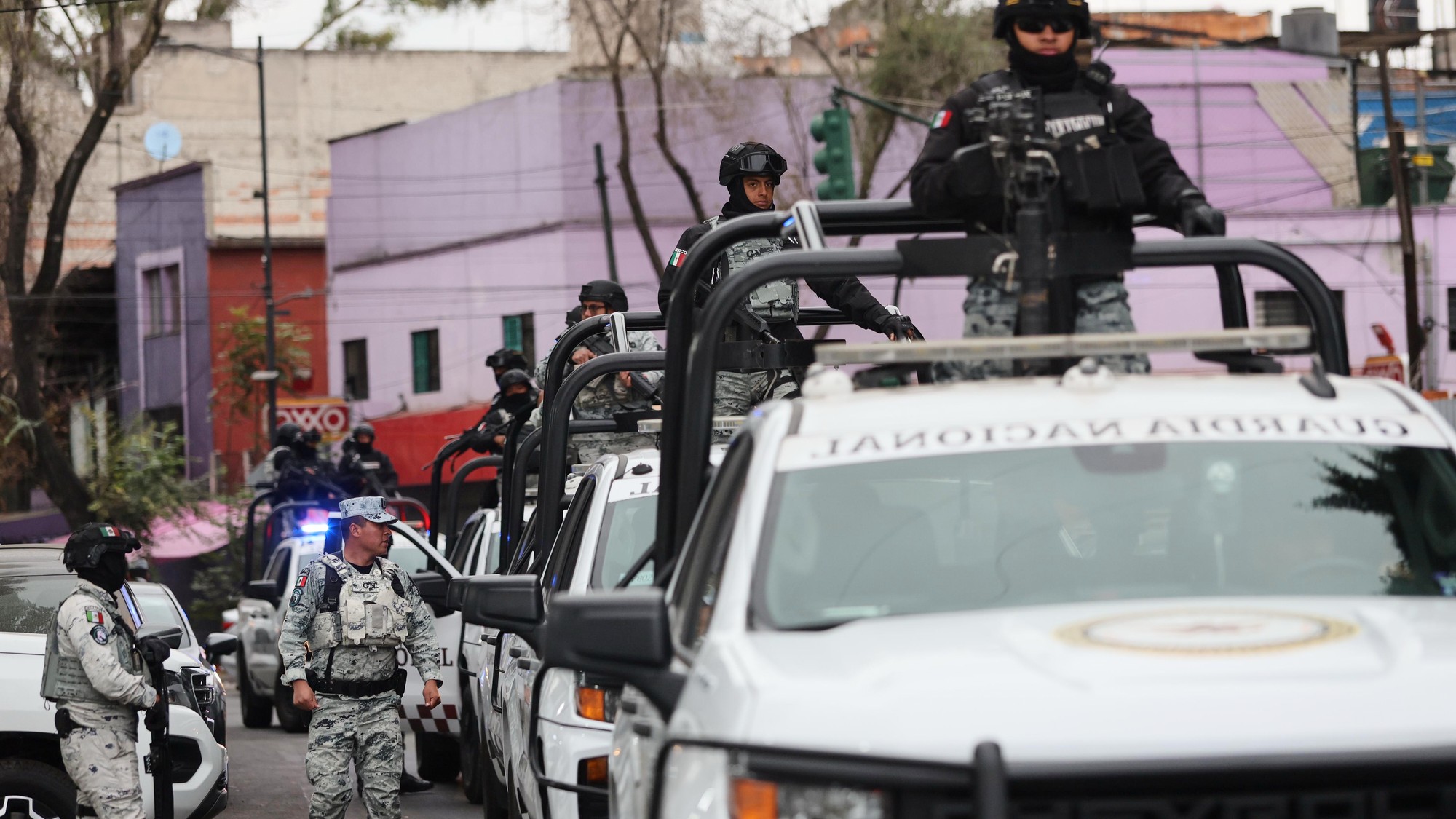 Národná garda hliadkuje v oblasti pred sídlom generálneho prokurátora v Mexiku v nedeľu 22. februára 2026 po tom, čo úrady oznámili, že mexická armáda zabila vodcu kartelu Nemesia Rubéna Osegueru Cervantesa, známeho ako „El Mencho“.