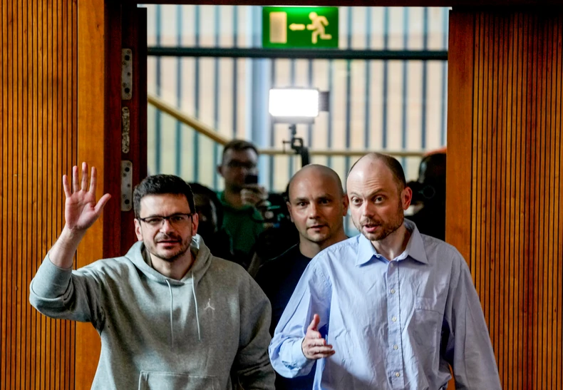 Oslobođeni ruski zatvorenici Ilja Jašin, Andrej Pivovarov i Vladimir Karamurza u Bonu 2. avgusta