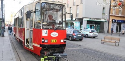 Staruszek na hulajnodze zderzył się z tramwajem