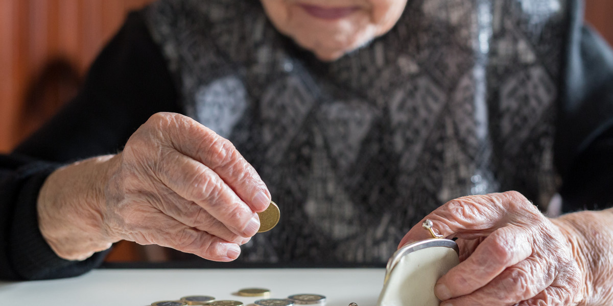 W listopadzie 2021 r. najniższa emerytura wypłacana według nowych zasad wyniosła 0,42 zł. W przypadku emerytury ustalonej w sposób mieszany najniższe świadczenie wyniosło 218,62 zł.