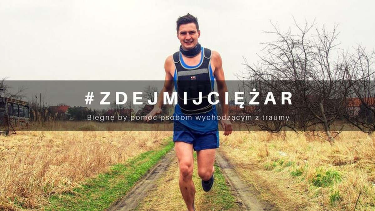 Radek Czahajda, doktorant Politechniki Wrocławskiej, zamierza przebiec krakowski maraton z kilkukilogramowym obciążeniem. W ramach akcji #ZdejmijCiężar wrocławian chce zebrać ponad sześć tysięcy złotych na stworzenie profesjonalnego programu eLearning dla osób, które doświadczyły traumy oraz ich rodzin.