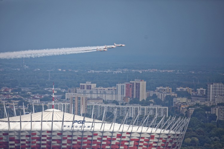 Przelot samolotów i śmigłowców - widok z Pałacu Kultury i Nauki.