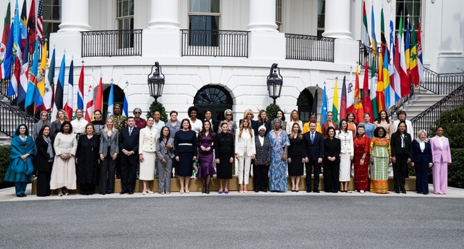 Melanija Tramp u društvu prvih dama i gospode iz više od 40 zemalja