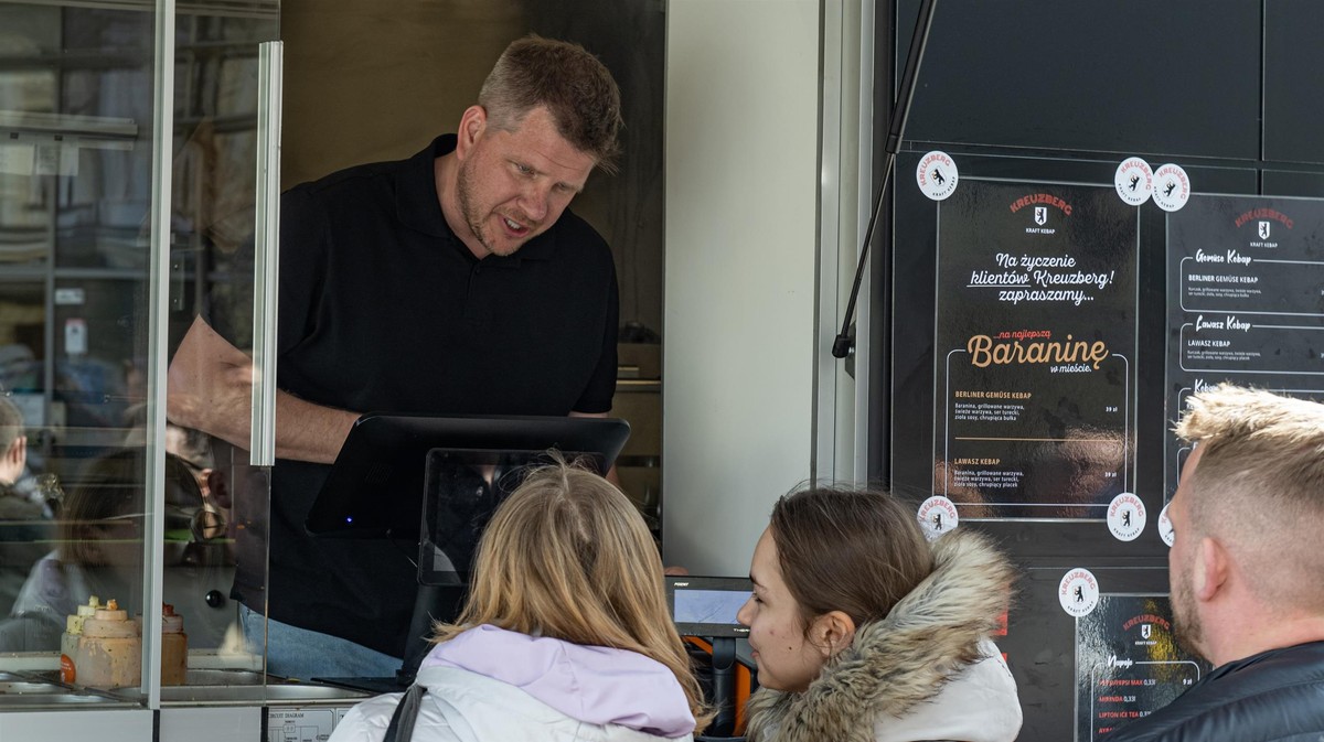 Filip Chajzer nie może znaleźć rąk do pracy. Zdradził, jaką stawkę oferuje w swoim kebabie