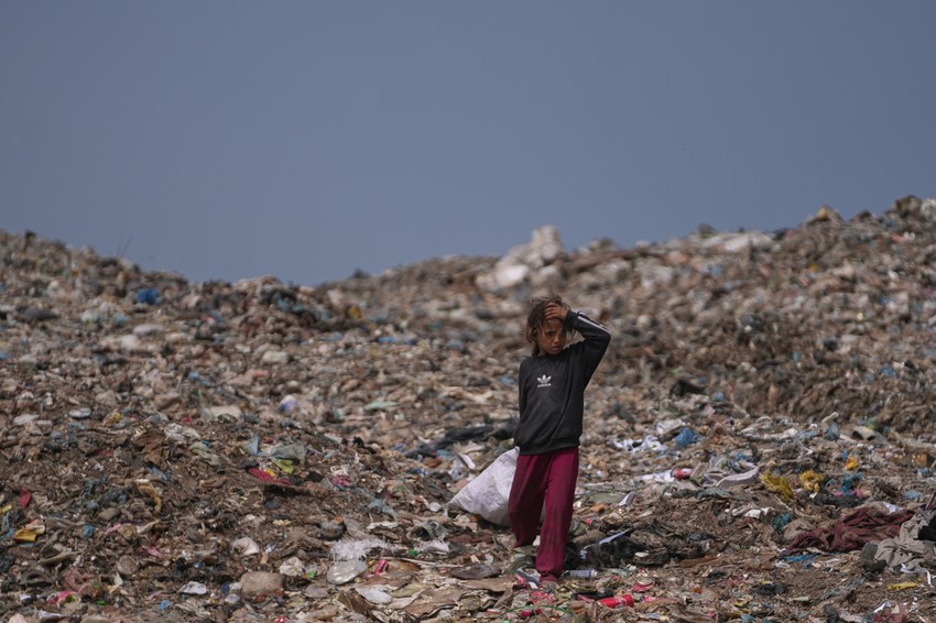 Palestinska devojčica traži predmete za višekratnu upotrebu na deponiji u Deir al-Balahu, u centralnom delu Pojasa Gaze