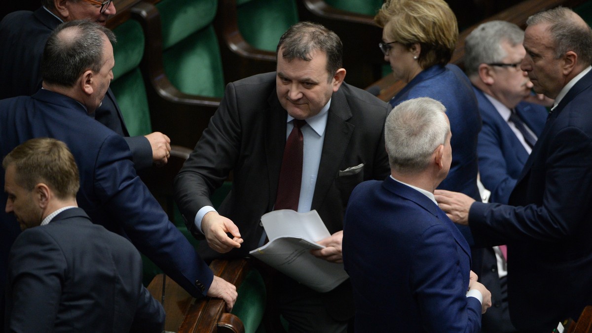 Panie premierze Morawiecki, stawiam publiczne pytania, czy pan jest skorumpowany? Czy pan wpłacał ze swego banku dotacje dla dzieci pod warunkiem, że pieniądze zostaną przekazane na rzecz pańskiego ojca? - pytał dziś Stanisław Gawłowski.