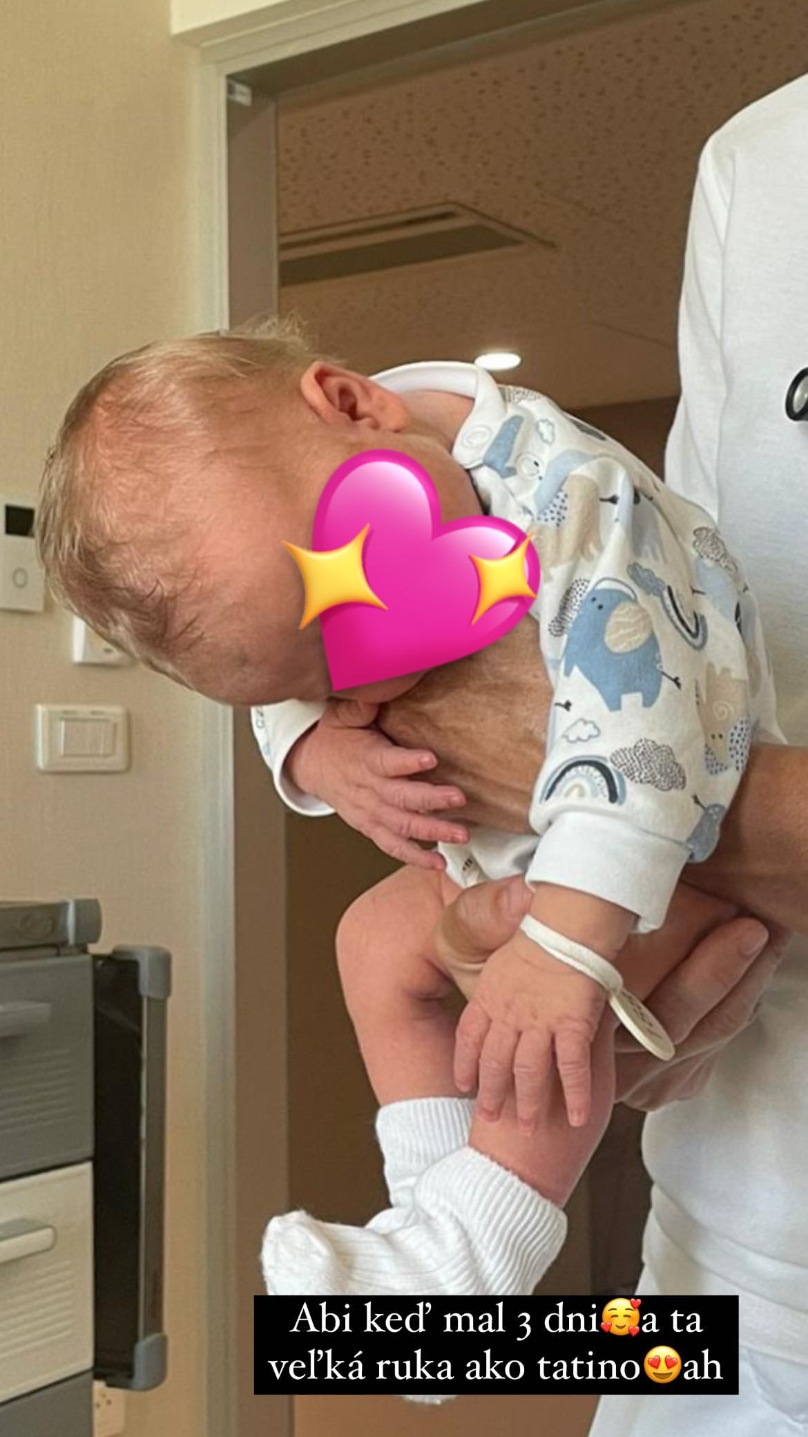 Podľa informácií Plus JEDEN DEŇ, prišiel syn Borisa Kollára a sexi Laury na tento svet, práve dňa (6.7.2023) a dostal neobyčajné meno, volá sa Abner.