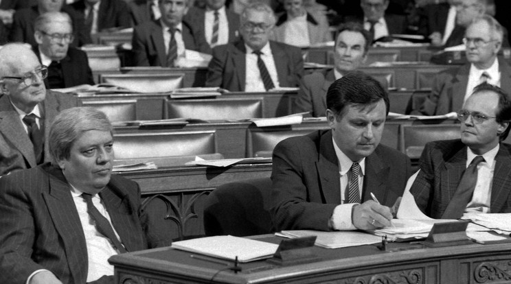 Pozsgay Imre (balra, elöl) államminiszterként volt tagja a Németh Miklós (jobbra) kormányának, ezért is volt hatalmas botrány, hogy népfelkelésnek minősítette az 1956-os eseményeket / Fotó: Fortepan - Urbán Tamás