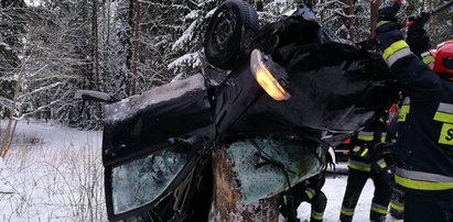 Horror na drodze! Samochód „nadział się” na pień