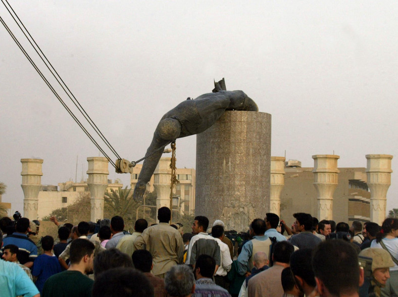 Obalenie pomnika Saddama Husajna w Bagdadzie, 2003 r.