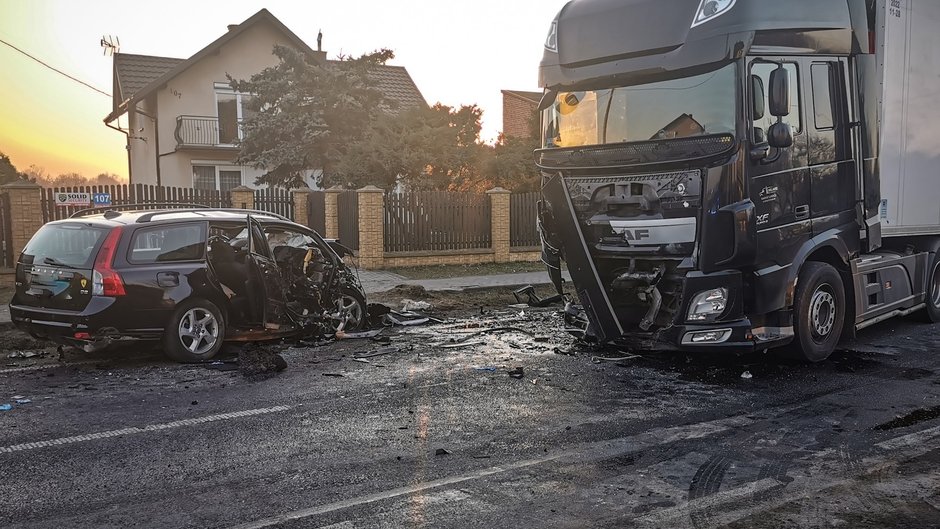 W miejscowości Mokra Prawa doszło do czołowego zderzenia dwóch pojazdów osobowego i ciężarowego.