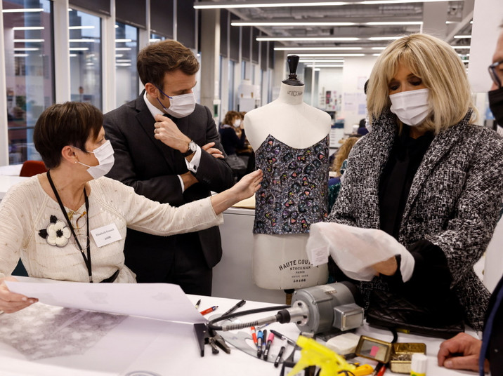 Brigitte i Emmanuel Macron wizytujący Chanel's Metiers d'Art w Paryżu...
