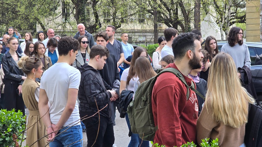 Studenti Medicinskog, Stomatološkog i Veterinarskog fakulteta blokirali su danas ulicu Dr Subotića starijeg u Beogradu