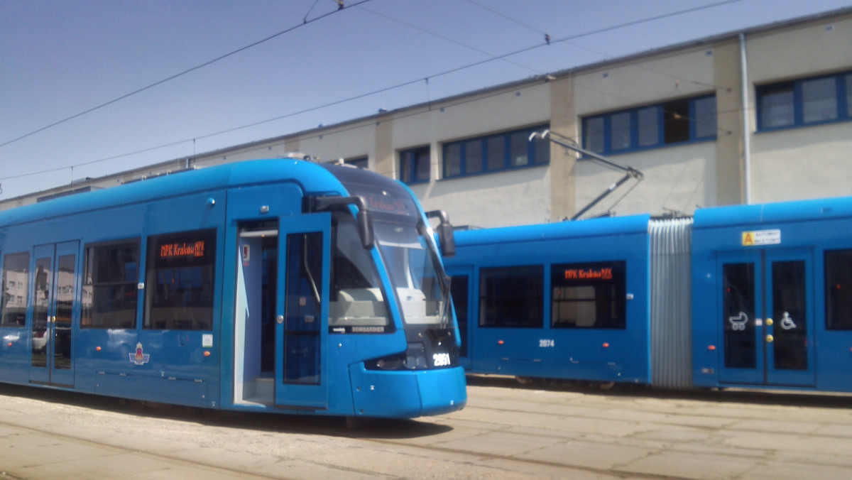 Od połowy lutego po Krakowie będzie łatwiej jeździć komunikacją miejską. Poza godzinami szczytu zarówno tramwaje jak i autobusy otrzymają dodatkowe kursy.