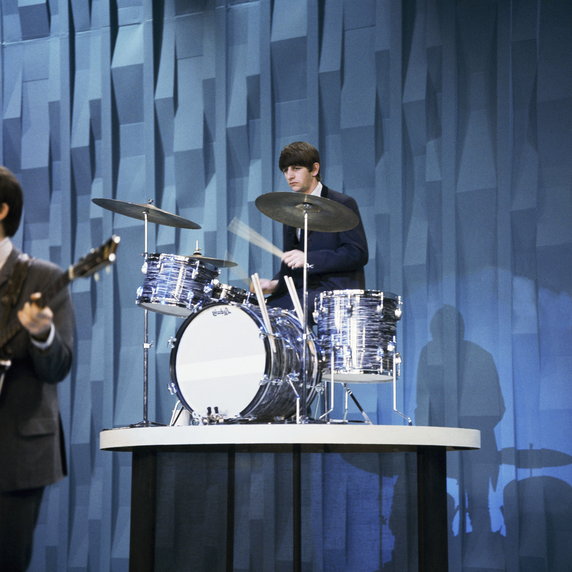 Ringo Starr podczas występu w show Eda Sullivana w 1964 r.