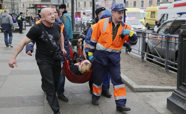 Drzwi rozerwane na strzępy po wybuchu w metrze. Petersburg ogłosił trzy dni żałoby