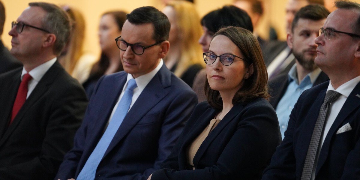 Premier Mateusz Morawiecki i minister finansów Magdalena Rzeczkowska