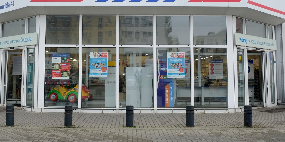 Tesco wycofuje się z Polski. W związku z tym w likwidowanym sklepie w Łodzi pojawiły się spore okazje.