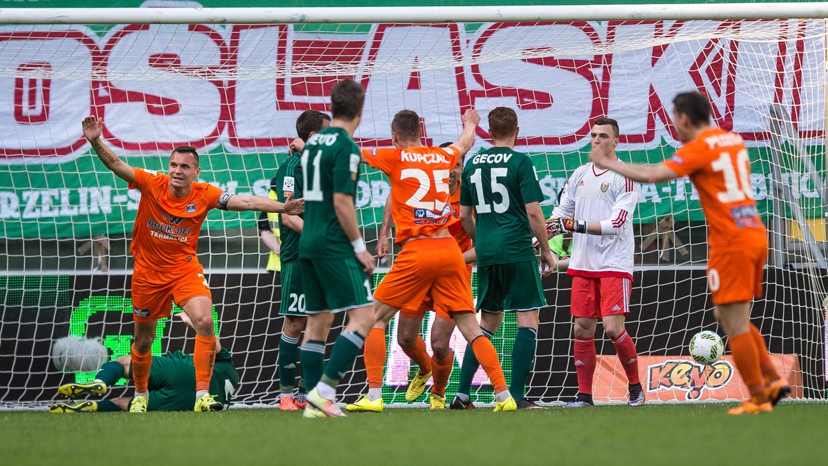 Piłkarze Śląska Wrocław mają powody do zadowolenia. Zespół Mariusza Rumaka pokonał Termalicę Bruk-Bet Nieciecza 2:1 (1:0) i jest już pewny utrzymania w Ekstraklasie. W spotkaniu padły dwa gole samobójcze. Dla zespołu z Niecieczy trafił Laszlo Dwali, a na pięć minut przed końcem do własnej siatki futbolówkę skierował Patryk Fryc, dzięki czemu gospodarze wywalczyli trzy punkty.