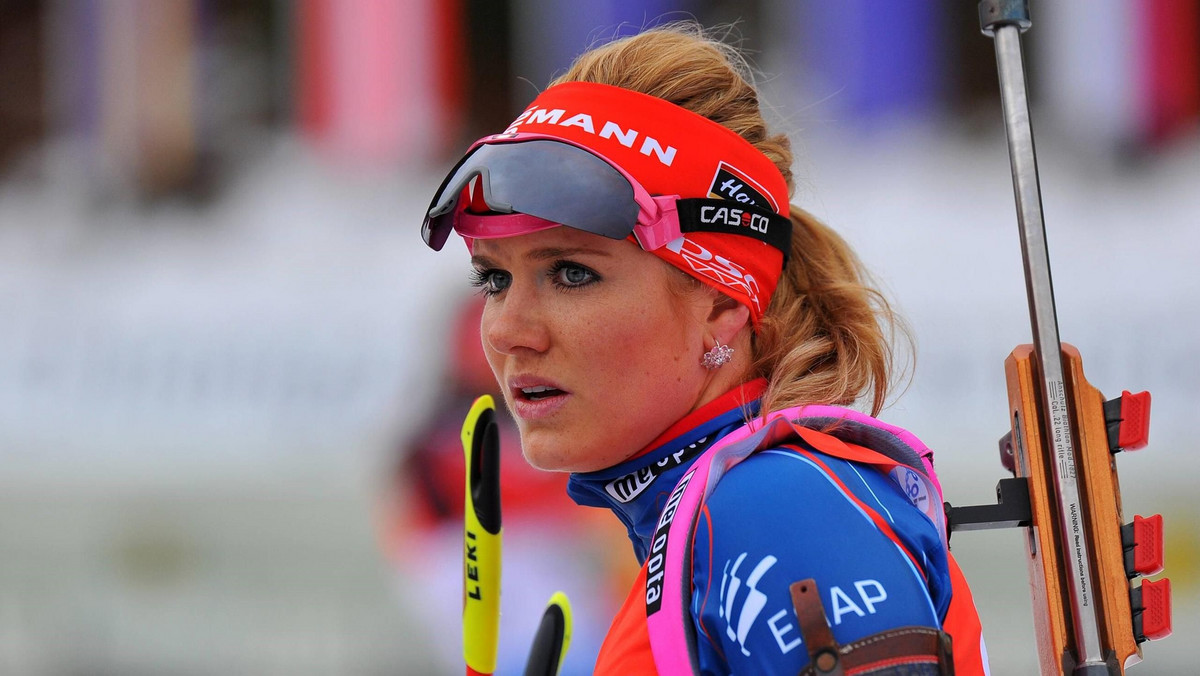 Gabriela Soukalova wygrała w sobotę sprint biathlonowego Pucharu Świata w Oestersund. Bezbłędna na strzelnicy Czeszka wyprzedziła drugą na mecie Włoszkę Federicę Sanfilippo (0+0) o 15 sekund i trzecią Ukrainkę Ołenę Pidhruszną (1+0) o 38 sekund. Najlepsza z Polek - Weronika Nowakowska (0+2) - ukończyła rywalizację na 21. miejscu. Pierwsze w karierze punkty wywalczyła 20-letnia Kinga Mitoraj.