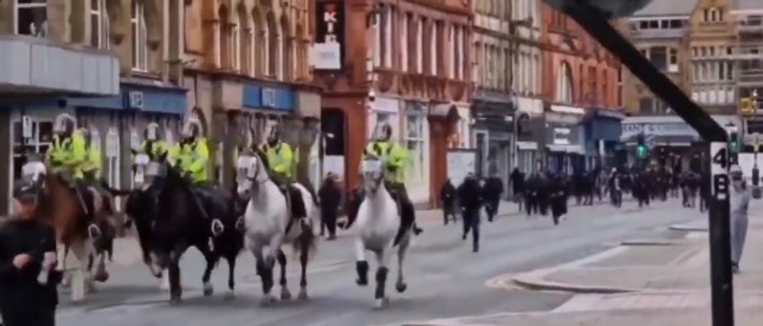 Britanska konjica na ulicama tokom nemira