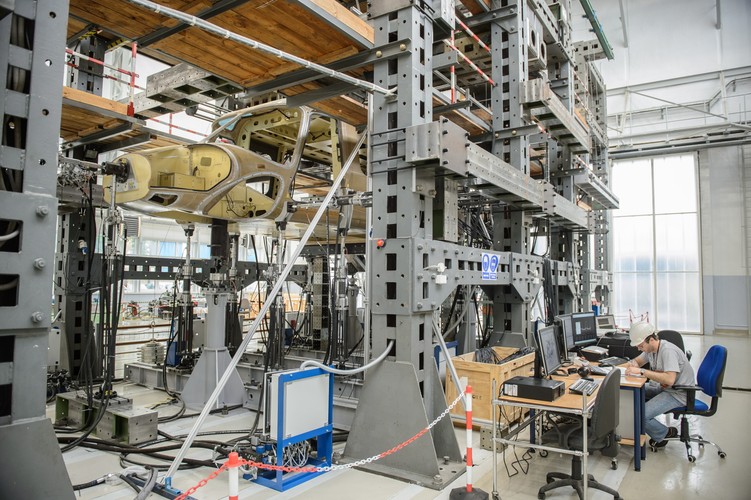 AW 149 może latać z maksymalną prędkością przelotową 278 km/h.
Wymiary AW 149 to: <br>
- długość 17,5 m,<br>
- wysokość i 5,1 m.
<br>
Na zdjęciu wydać stanowisko do prób zmęczeniowych na linii produkcyjnej śmigłowców w PZL-Świdnik<br><br>

fot. (mr) PAP/Wojciech Pacewicz