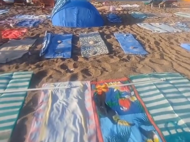 Pláž bola posiata uterákmi, no majiteľov nikde nebolo.