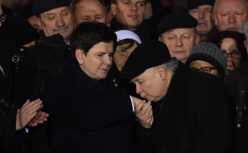 Prezes PiS Jarosław Kaczyński i premier Beata Szydło podczas zgromadzenia zorganizowanego przez PiS przy pomniku Wincentego Witosa na placu Trzech Krzyży w Warszawie