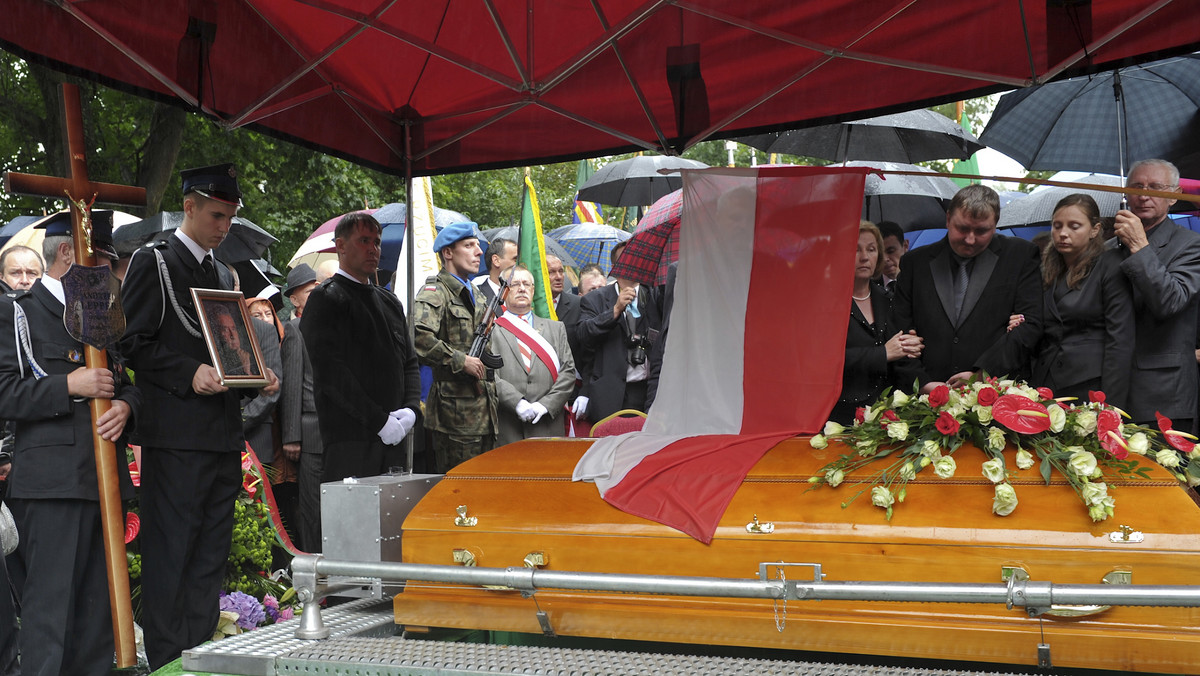 Białoruska telewizja państwowa relacjonując pogrzeb Andrzeja Leppera skrytykowała śledztwo w sprawie jego śmierci i oskarżyła Polskę, że zachowała się niehumanitarnie, odmawiając wiz wjazdowych dwóm członkom białoruskiej delegacji rządowej. Szef białoruskiego Związku Pisarzy Mikałaj Czarhiniec, jeden z dwóch białoruskich delegatów, którzy nie otrzymali wizy wjazdowej do Polski, ocenił tę odmowę jako "elementarne chamstwo".