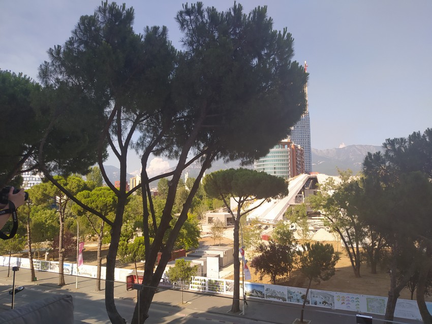 Pogled na Piramidu Tirane, poznatu kao Hodžina piramida