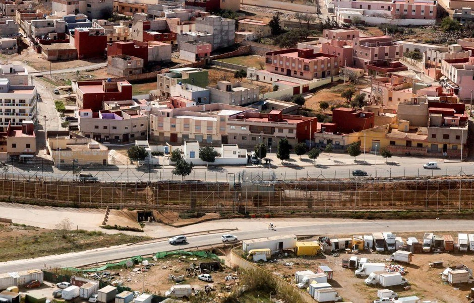 Ograda na liniji razdvajanja marokanskog grada Nadora (gore) i španskog grada Melilje | Foto: AFP vía Getty Images