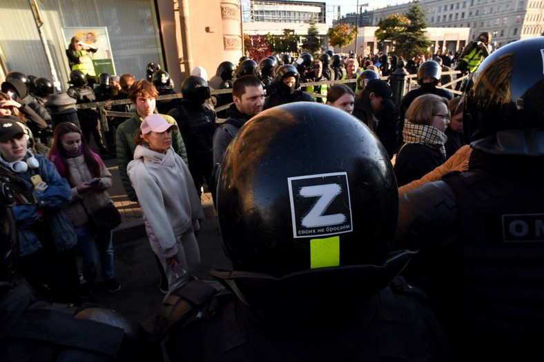 Policjant z literą „Z” na hełmie. Siły policji blokują ulicę w Sankt Petersburgu w odpowiedzi na wezwania do protestu przeciwko ogłoszonej przez prezydenta Rosji częściowej mobilizacji,  Rosja, 24 września 2022 r.