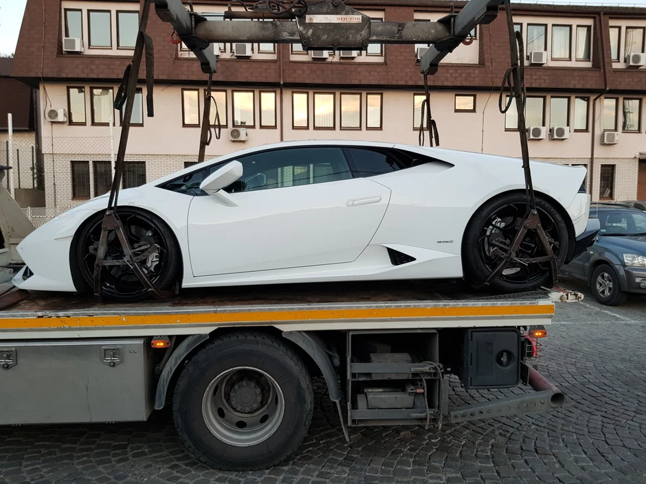 "Lamborgini" je bio parkiran na trotoaru u Kralja Milutina