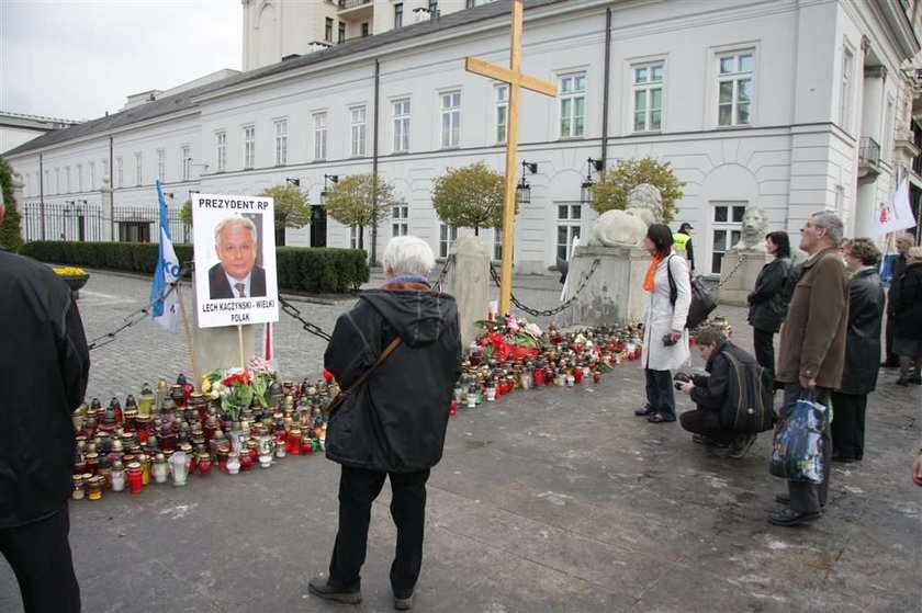 Tysiące zniczy i kwiatów, które Polacy przez ostatni tydzień układali przed Pałacem Prezydenckim, by upamiętnić tragicznie zmarłą parę prezydencką Lecha i Marię Kaczyńskich, w poniedziałek rano niemal w całości uprzątnięto