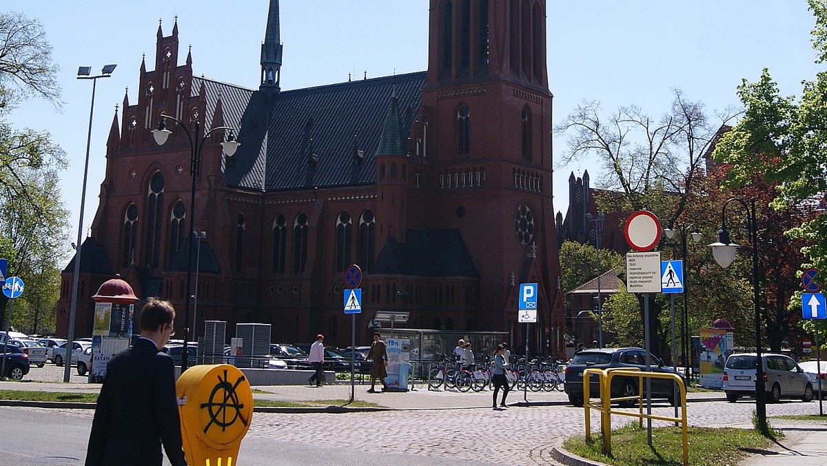 Graficiarze i wandale wciąż uszkadzają drogowskazy w Toruniu, ale dokonanych przez nich zniszczeń jest mniej niż wcześniej. Miasto nadal musi jednak ponosić spore koszty w związku z odnawianiem i wyrabianiem nowych tablic.