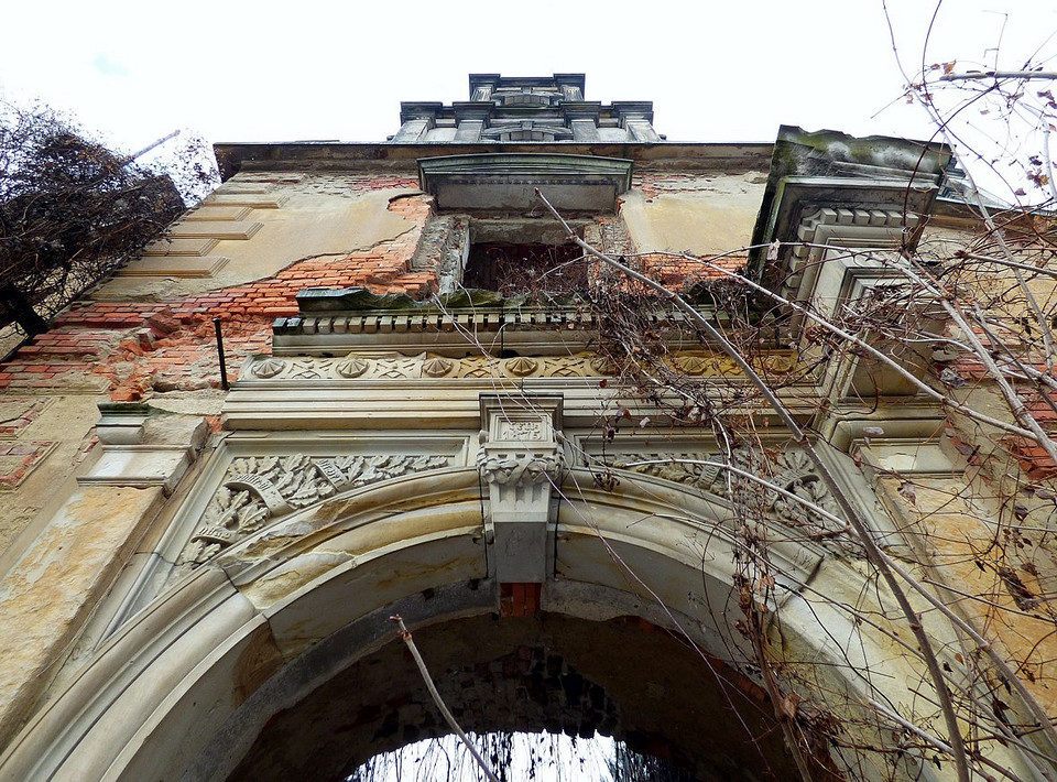 Portal i fasada główna pałacu, luty 2017
