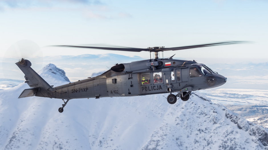 Tatry: ratownicy TOPR korzystają z policyjnego śmigłowca Black Hawk