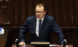 Sąd nad Rzecznikiem Praw Obywatelskich. Opozycja chwali, PiS ocenia negatywnie