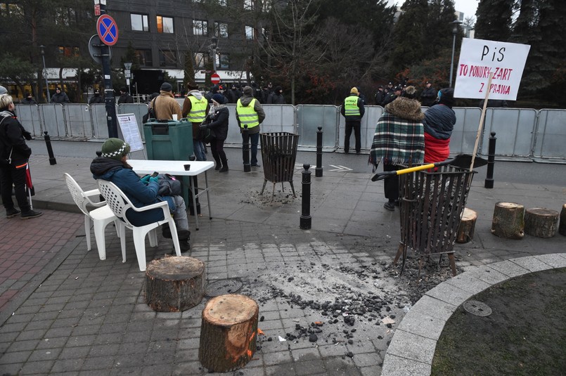 Przed wjazdem do Sejmu zostało zbudowane ogrodzenie