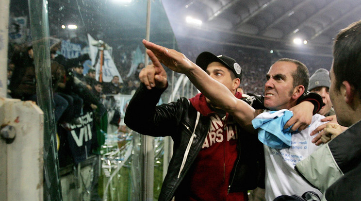 Paolo Di Canio igazi legendává vált a Lazio szurkolók szemében /Fotó:AFP