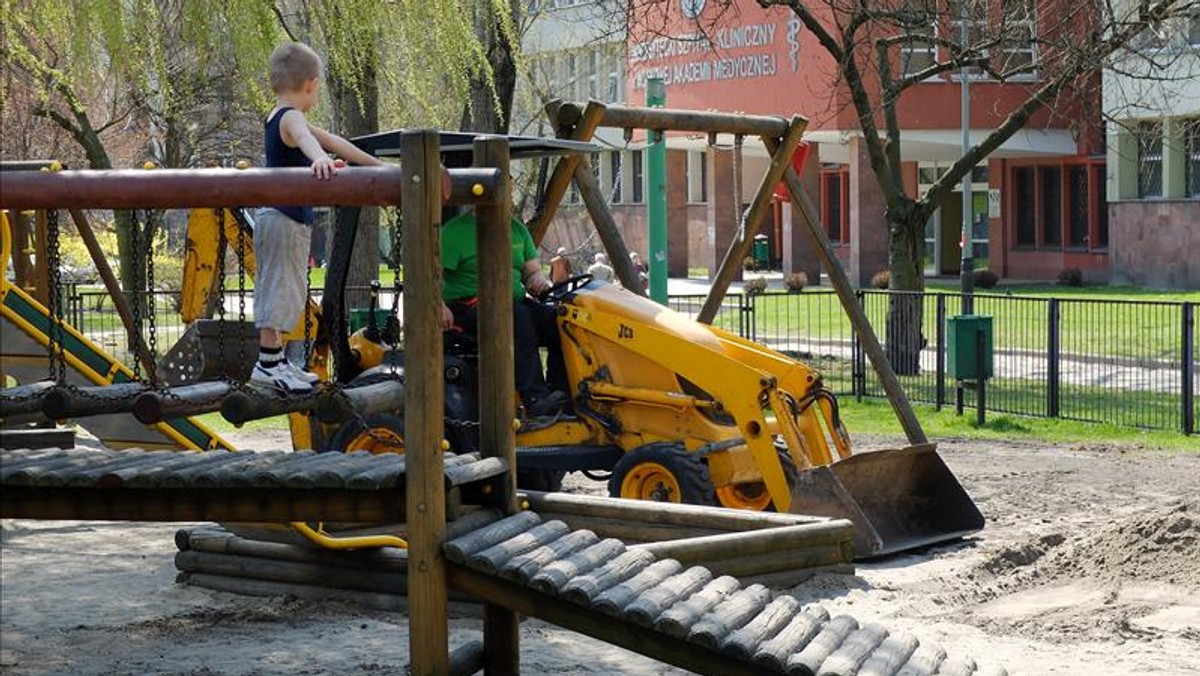 Kompletnym brakiem odpowiedzialności wykazał się pracownik firmy zajmującej się wymianą piachu w piaskownicy na jednym z łódzkich placów zabaw. Mężczyzna jeździł ciężkim sprzętem wśród bawiących się dzieci.