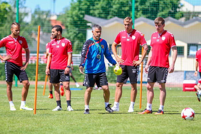 Gino Lettieri pomiata piłkarzami Korony Kielce. Skandal na zgrupowaniu