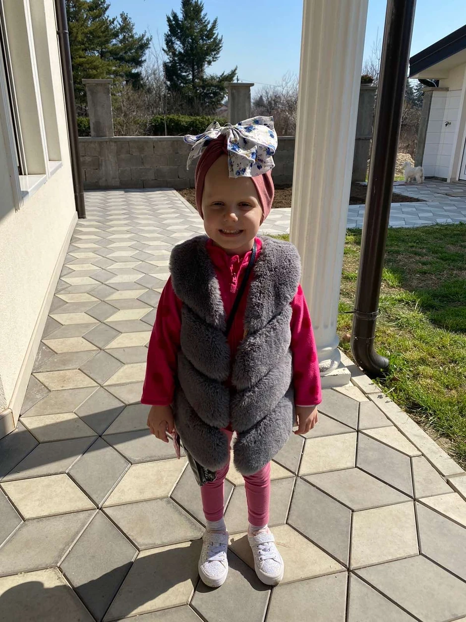 Obožava da se modira i šminka