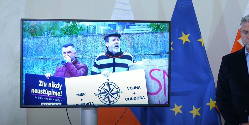 Atenator na Fica Juraj Cintula na jednom od skupova protiv premijera Slovačke