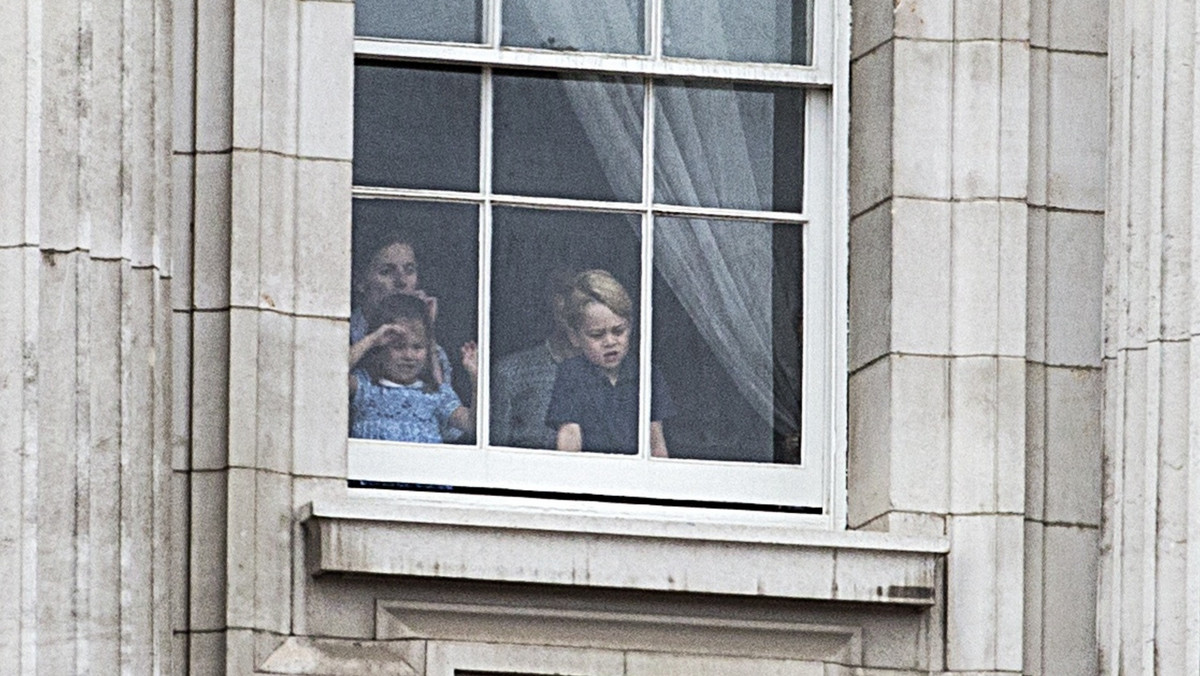 Księżniczka Charlotte pojawiła się w oknie na obchodach 100-lecia Royal Air Force Pałacu Buckingham. Gdy księżniczka zauważyła, że fotoreporterzy robią jej zdjęcie to wystawiła język! Zobaczcie wideo!