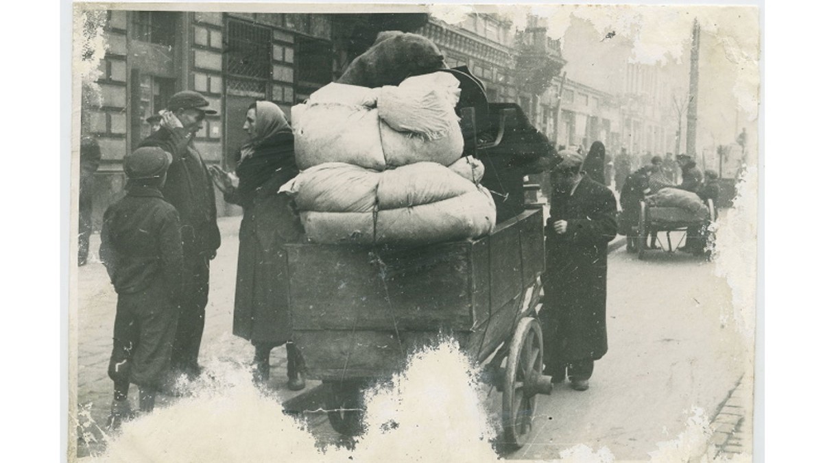 <strong>16 listopada getto 1940 r. warszawskie zostało zamknięte i odizolowane od reszty świata. Ludność żydowską Warszawy stłoczono w mrokach głodu, odarcia z godności i nazistowskiego okrucieństwa. To największe getto w Europie stało się symbolem do czego może prowadzić nienawiść i segregowanie ludzi na lepszych i gorszych. Mniej znany symbol tego czasu to codzienna, mozolna walka z tą nienawiścią toczona przez żydowskie kobiety. </strong>