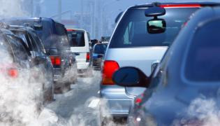 Specjaliści z serwisu Korkowo.pl przeanalizowali informacje o prędkościach kilku tysięcy pojazdów, które poruszały się po ulicach 10 miast
