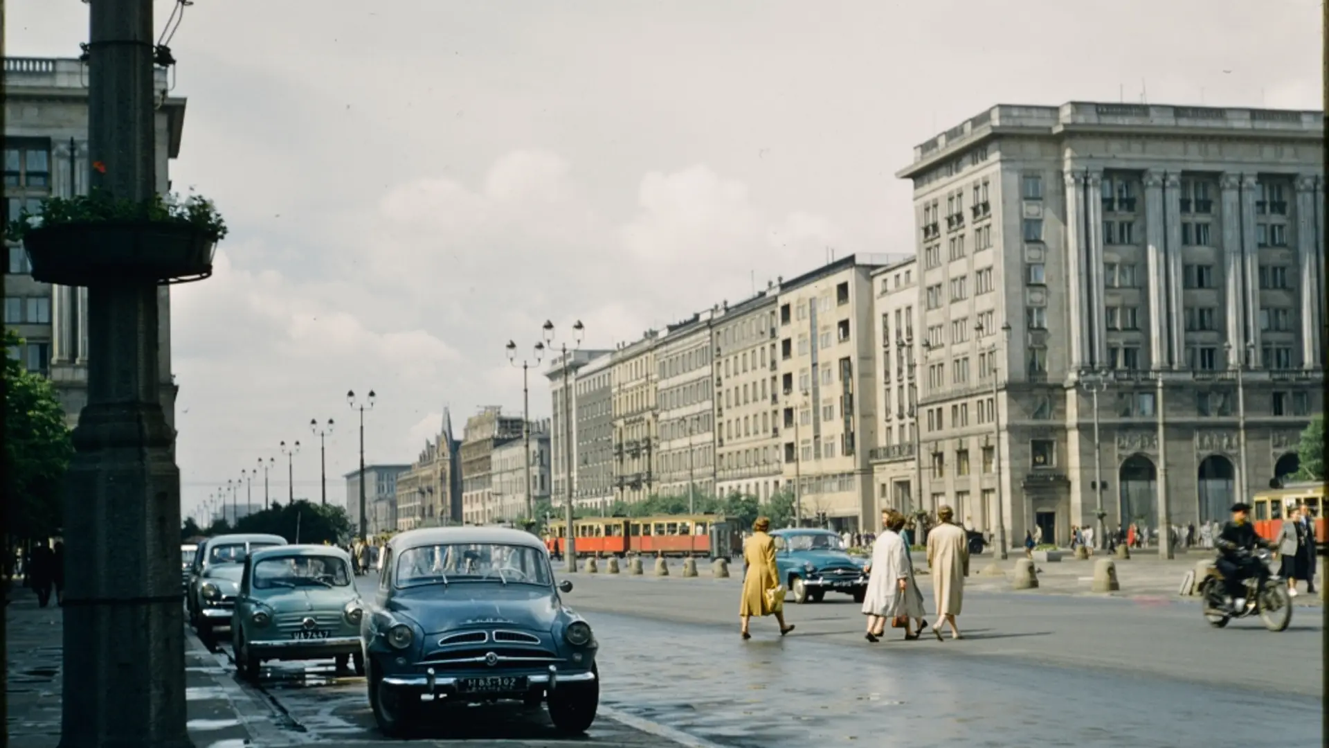 Tak wyglądała Warszawa w latach 50. i 60. Bez wielkich reklam i wieżowców, ale za to z klimatem