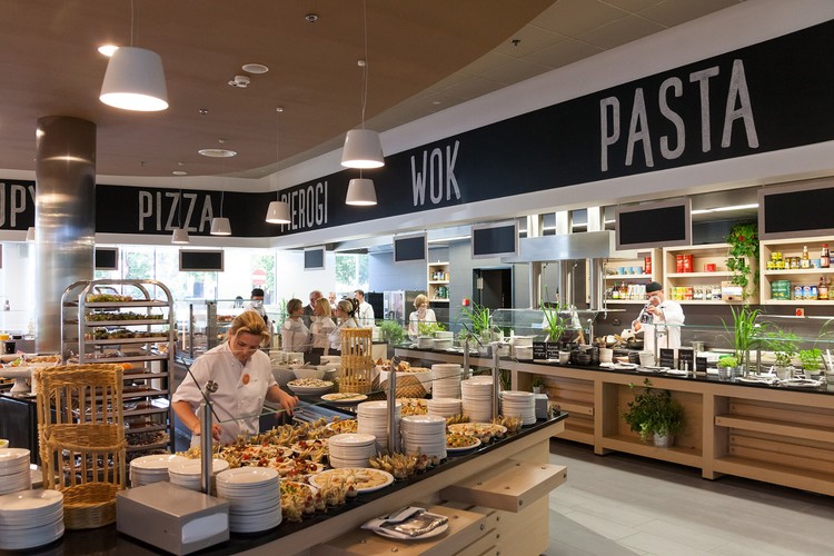 Na pracujących na terenie kompleksu Business Garden czeka wiele udogodnień. Brak czasu, by umyć auto? Obsługa myjni sama odbierze samochód z wyznaczonego miejsca, a później odstawi na podziemny parking. Pada? Przy wejściach do budynków dostępne są parasole. Nie sposób wyjść na lunch? Zamówioną potrawę z restauracji Good Company można odebrać na recepcji.